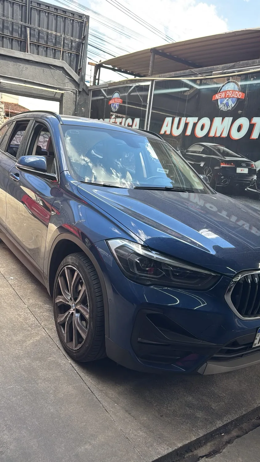 BMW azul fotografada em frente à New Prado Wash