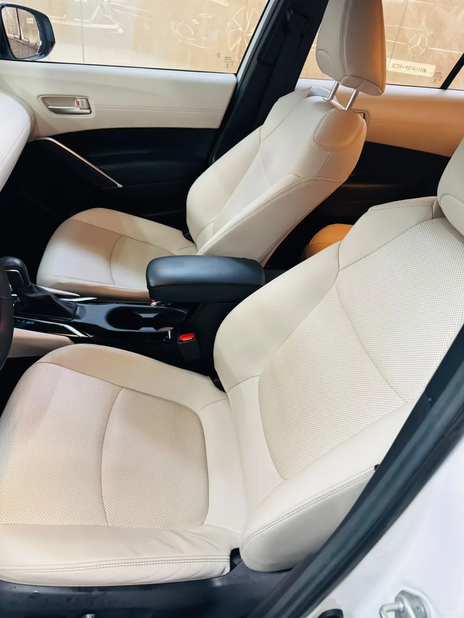 Interior automotivo com bancos claros cuidadosamente limpos