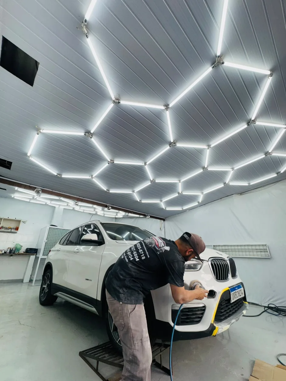 Profissional polindo um automóvel