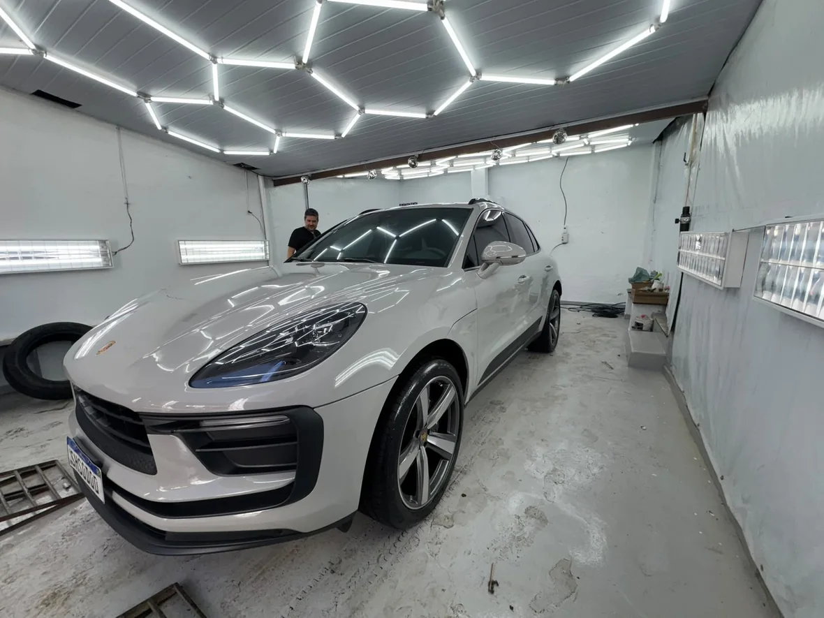 Porsche branco em estúdio de estética automotiva