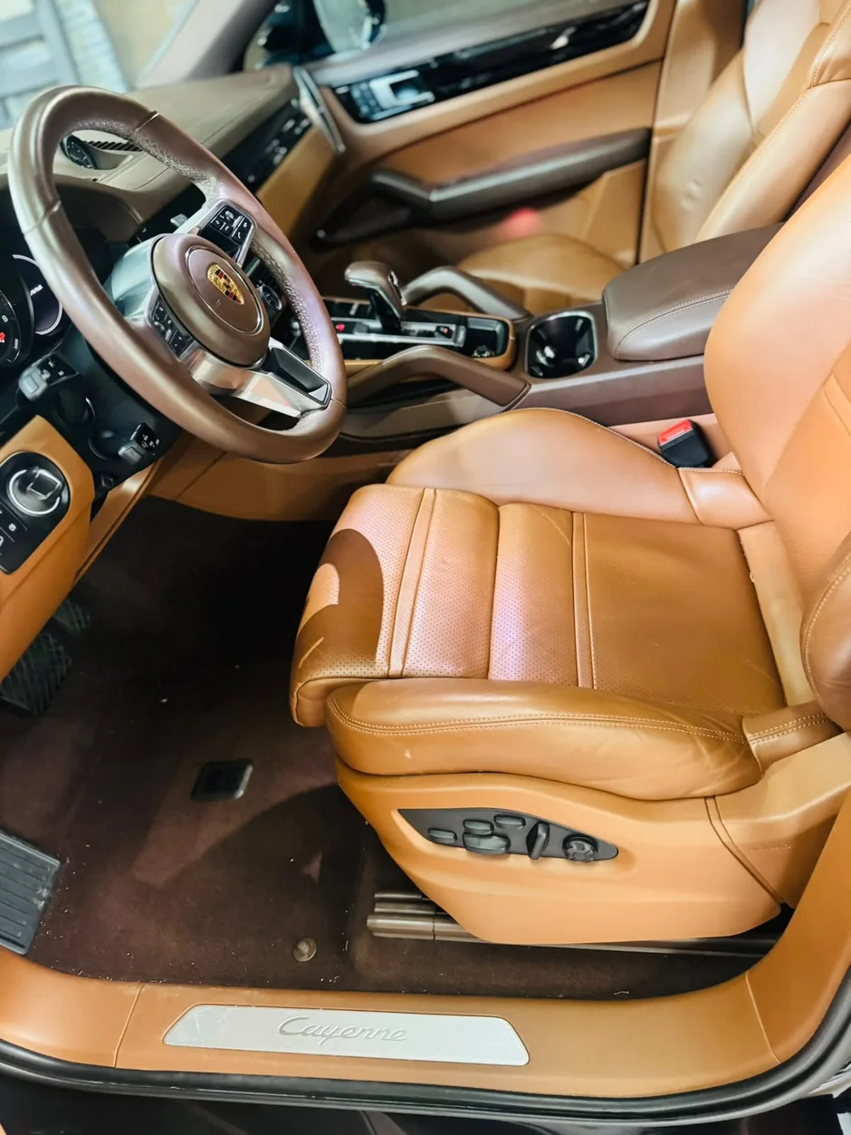 Interior de Porsche com bancos em couro caramelo
