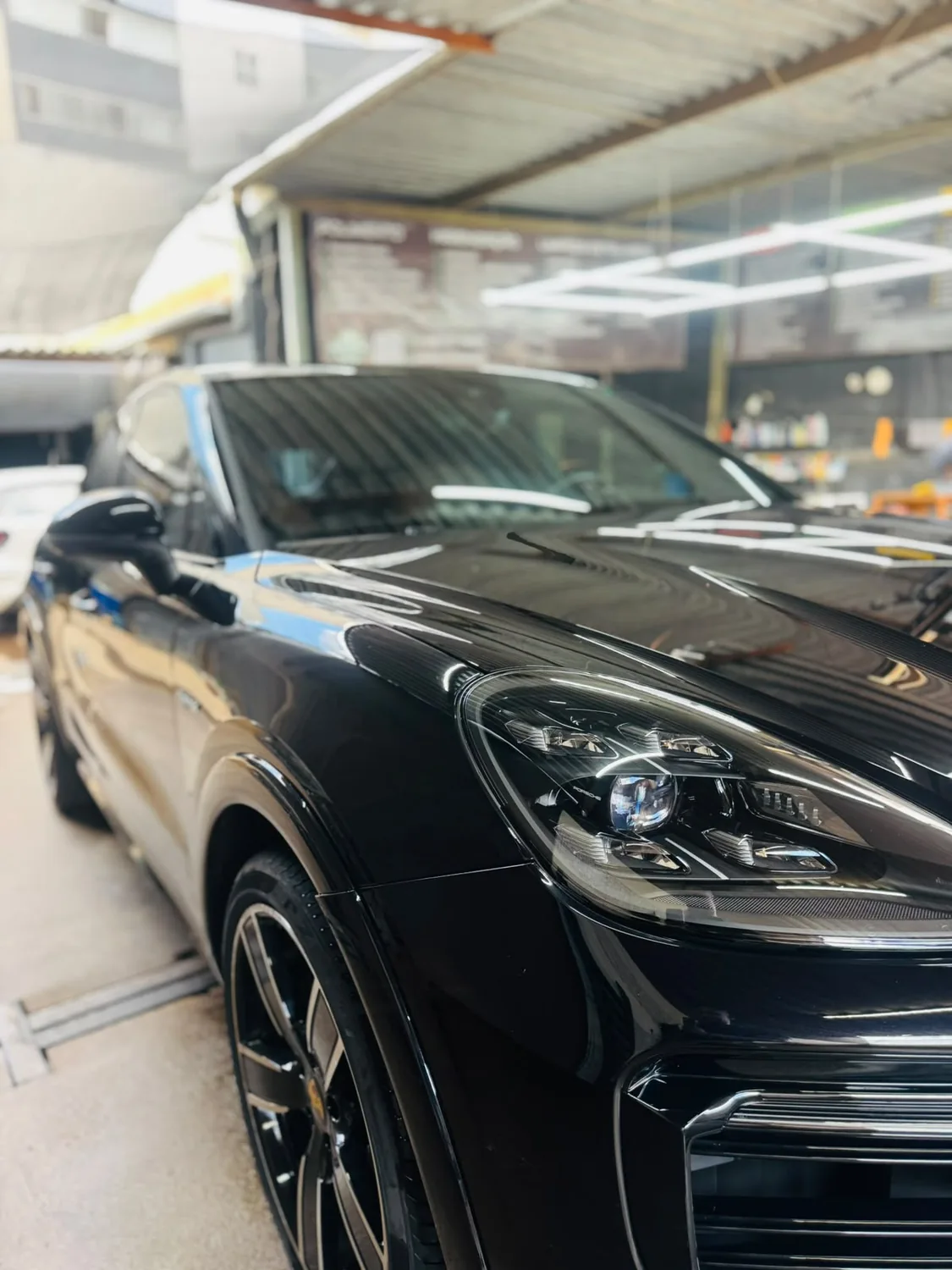 Porsche preto com reflexos brilhantes na pintura