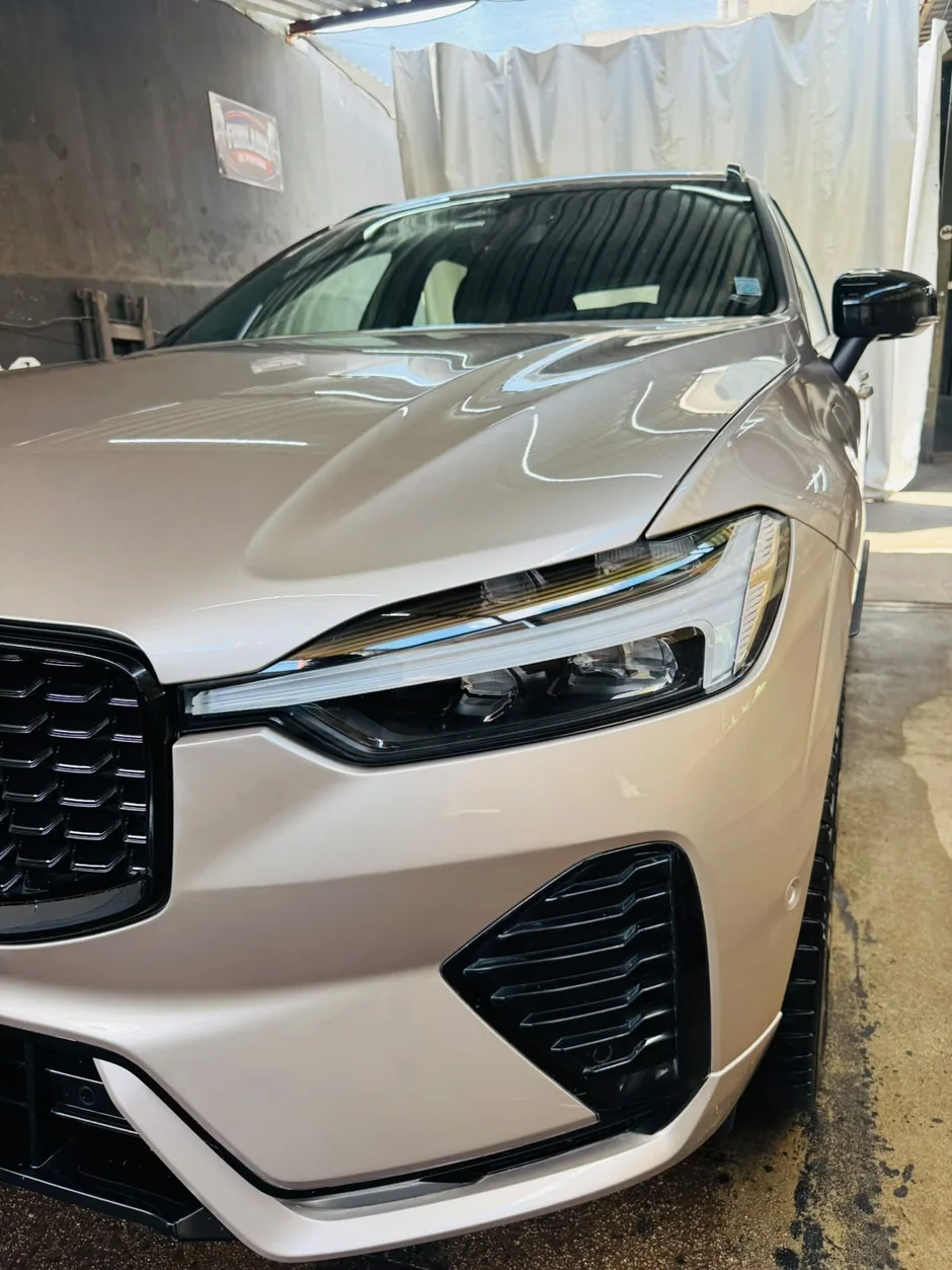 Detalhe de farol e carroceria Volvo cuidadosamente finalizados