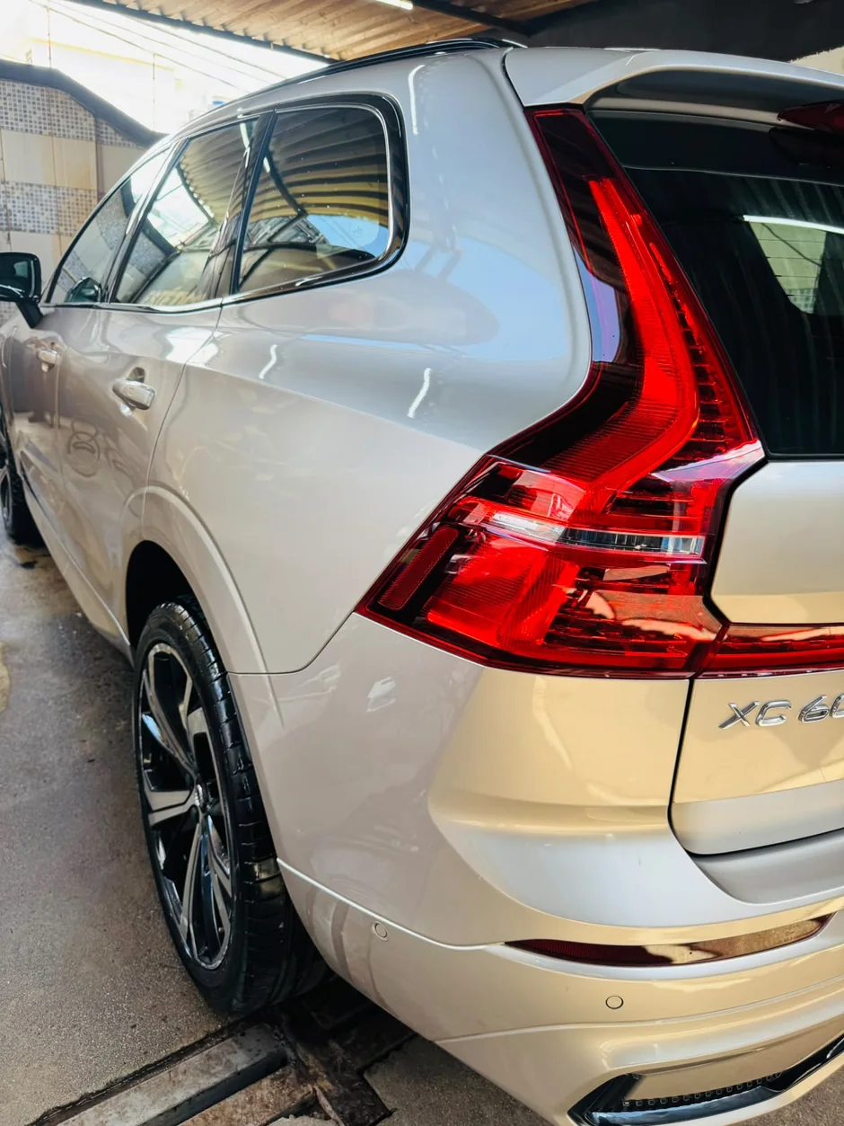 SUV Volvo com acabamento externo brilhante